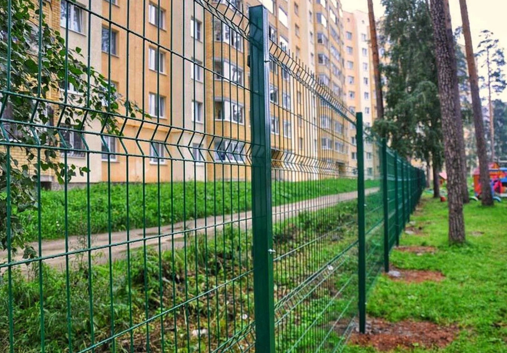 Забор вокруг многоквартирного дома: нормы и правила